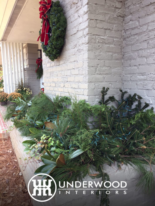 holiday-greenery-ledge-wreath-decoration